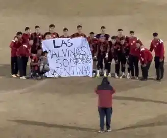 Emoción en San Juan: un club replicó el trapo histórico de la Selección y desató la locura