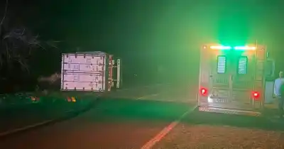 Un camión volcó en la Ruta 64 y dejó a oscuras a varias localidades