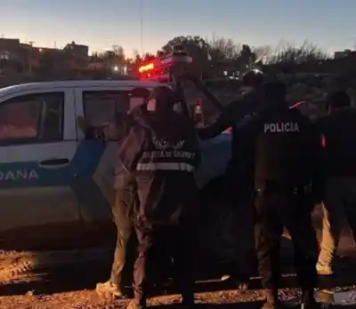 Caminaban con el botín a plena luz del día: lo que llevaban los dejó en evidencia
