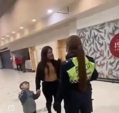 Oficial de policía y una mujer protagonizaron un tenso cruce en pleno paseo capitalino: el video que lo expone