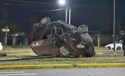 Volcó en la Perón y su agonía terminó en el hospital: murió a las 2 de la madrugada