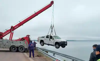 Sacaron del agua la camioneta que cayó al Bajo Giuliani: lo que encontraron adentro