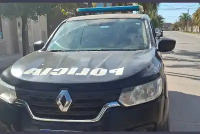Chocó contra un patrullero, se levantó, huyó con la moto y dejó tirado a su acompañante
