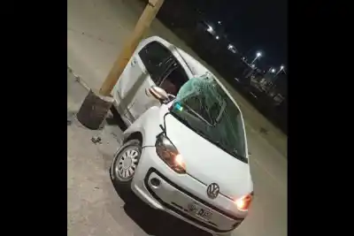 Chocó contra una columna de alumbrado en la costanera y el auto quedó destrozado