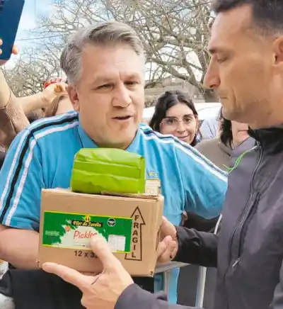 Una familia misionera viajó a Pujato para agradecerle a Scaloni con un regalo muy especial