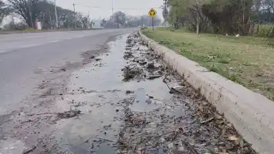 Fuga cloacal en la Ruta 1: el peligroso charco que nadie repara