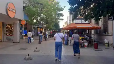 Comercios modifican horario vespertino: desde este lunes atenderán de 17:30 a 21:30