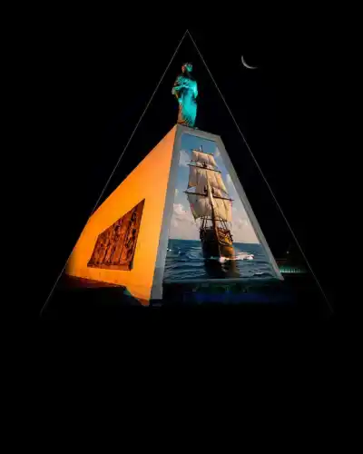 Puerto Madryn cumple 161 años y el Monumento a la Galesa se viste de luces con “Raigal”