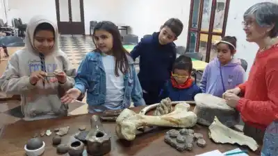 Con cascos y pinceles: chicos de Paraná se metieron a fondo en el pasado