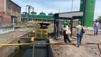 Control ambiental en ingenios: supervisan lavado de fábrica tras finalización de zafra
