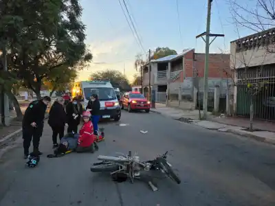 Impacto en barrio Cementerio: motociclista con lesiones tras chocar contra un auto