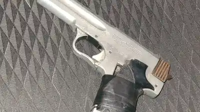 Un arma de fuego y un menor de 14 años: lo que encontraron en un control nocturno en Villa Hipódromo