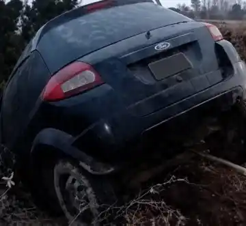 Iba a trabajar, esquivó un bulto en la ruta y terminó en un desagüe: el insólito motivo