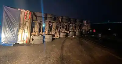 Un camión volcó en la autopista tras chocar contra un puente y un auto no pudo esquivarlo