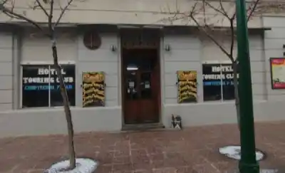 Destrozó un ventanal a trompadas y amenazó con un cuchillo al dueño de un histórico hotel de Trelew