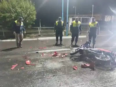 Grave accidente en Simoca: un cadete chocó contra un auto detenido y sufrió fractura de mandíbula