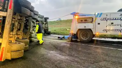 Impactante vuelco de un camión en la Autopista Rosario–Buenos Aires: el conductor activó por error el sistema de elevación