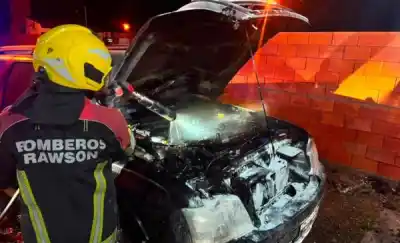 El fuego sorprendió a todos en Rawson: lo que pasó con una camioneta que casi se quema por completo
