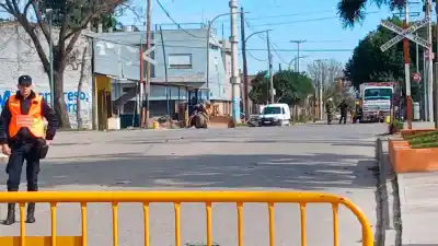 Caño maestro roto en plena obra: evacuaron una cuadra y cortaron todo en Frías