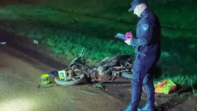 Impactó a un motociclista y escapó: buscan al conductor que huyó en la noche