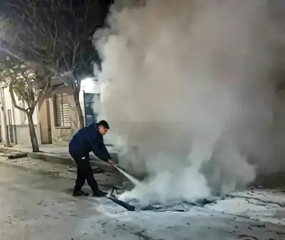 ¿Vandalismo o negligencia? Las llamas consumieron un contenedor en plena madrugada en Capital