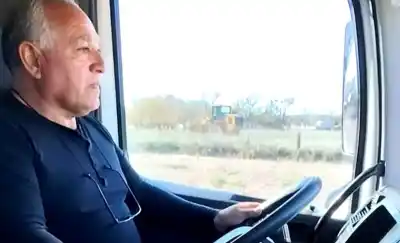 Lleva 35 años manejando un camión en los caminos del oeste profundo: "Vialidad Provincial me dio todo"