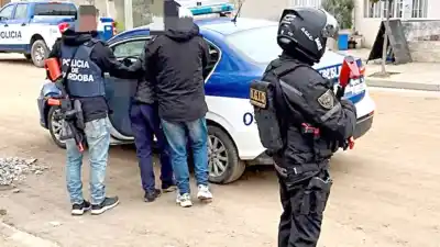 Vecinos tomaron la justicia por su mano y detuvieron a un delincuente que robó en dos autos y arrebató una cartera