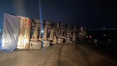 Olvidó bajar la batea y volcó en un puente: el insólito accidente que sorprendió a todos en la autopista