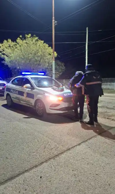 Vecinos alertaron a la policía y detuvieron a un ladrón que intentó llevarse un grupo electrógeno de una obra