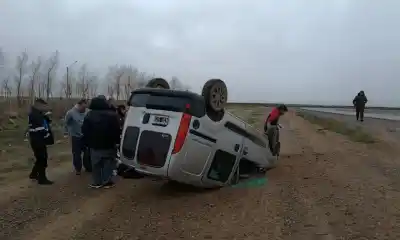 Una familia terminó en el hospital tras un violento vuelco en el acceso norte de Trelew