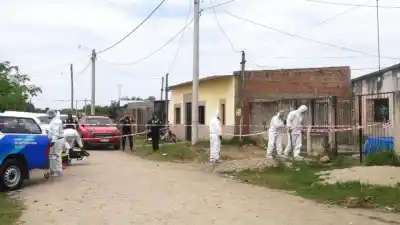 Ropa con sangre, celulares y una moto secuestradas en busca del Femicida de Monteros