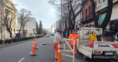 Un socavón en pleno centro obliga a cortar el tránsito en Avenida 7
