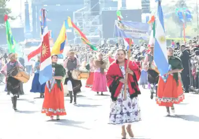 Así celebró Santiago del Estero sus 473 años: un desfile que paralizó el Parque Aguirre