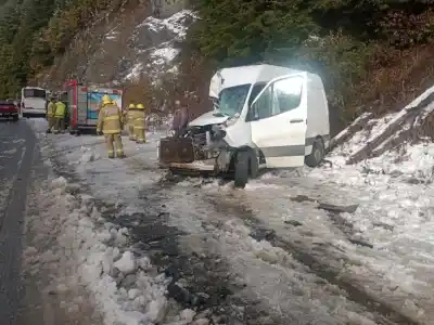 Choque frontal en la Ruta 40: una camioneta y un colectivo chocaron en medio de la nieve