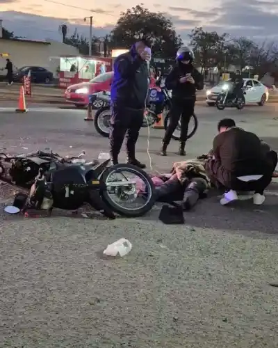 Impactante choque entre dos motos en la zona Sur: un conductor terminó gravemente herido