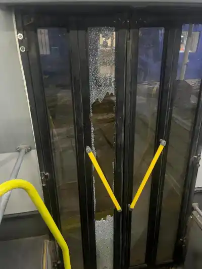 Atacaron a piedrazos un colectivo en Nonogasta y el servicio quedó suspendido