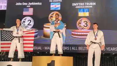 El karateca roquense que dejó helados a sus rivales en Rumania: ¿qué hizo para ganar el oro?