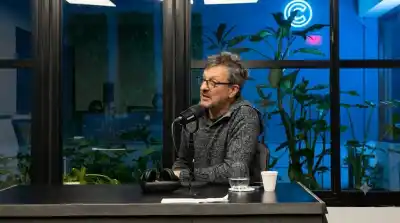 Gustavo Guirado y el teatro: la intuición sin forma y el misterio de los universos femeninos