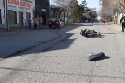Zigzagueaba entre autos y el final fue una fractura: el insólito siniestro que nadie esperaba