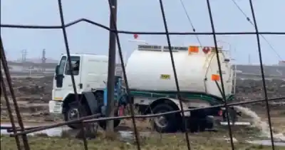 Un camión municipal descargó agua y desató la furia de una ONG en Río Gallegos