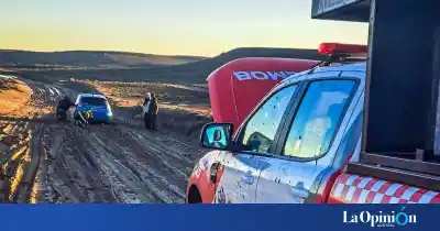 Una familia quedó atrapada en el barro camino a las Grutas de Lourdes y los Bomberos realizaron un dramático rescate