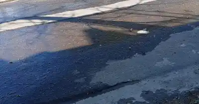 Vecinos del barrio 920 hartos: una pérdida de agua que nadie repara lleva semanas