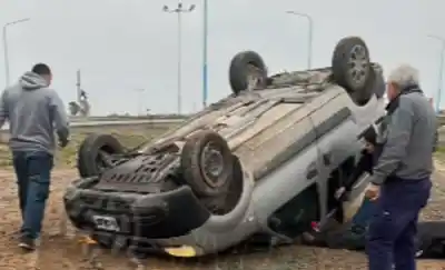 Volcó una Kangoo con una familia entera en el acceso norte de Trelew