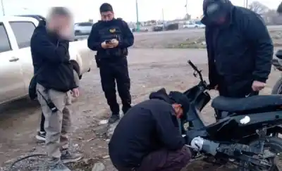 Escapó de la Policía en Trelew y su papá terminó entregando la moto robada