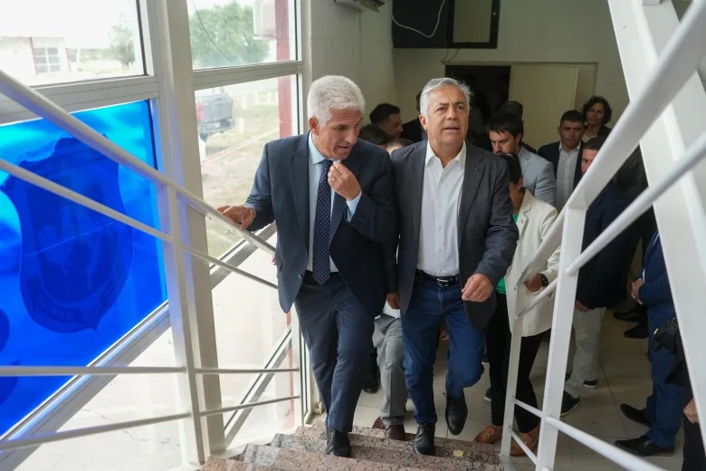 Claudio Poggi y Alfredo Cornejo firmando el convenio