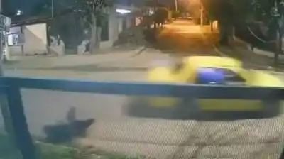 Pensó que le iban a robar y arrastró a un pasajero varios metros: el video que es viral