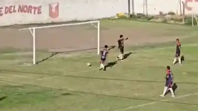 Escándalo en el Torneo Regional: Famaillá se hartó del arbitraje y dejó que le hicieran tres goles