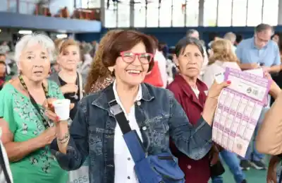 Agenda: cuándo y dónde retirar los boletos de transporte para jubilados de Capital e Interior