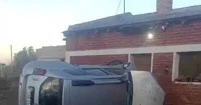 Un Fiat Siena volcó en la Ruta 143 y el conductor de 86 años terminó en el hospital