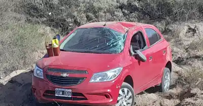 Volcó un Chevrolet Onix en San Rafael y dos mujeres terminaron en el hospital